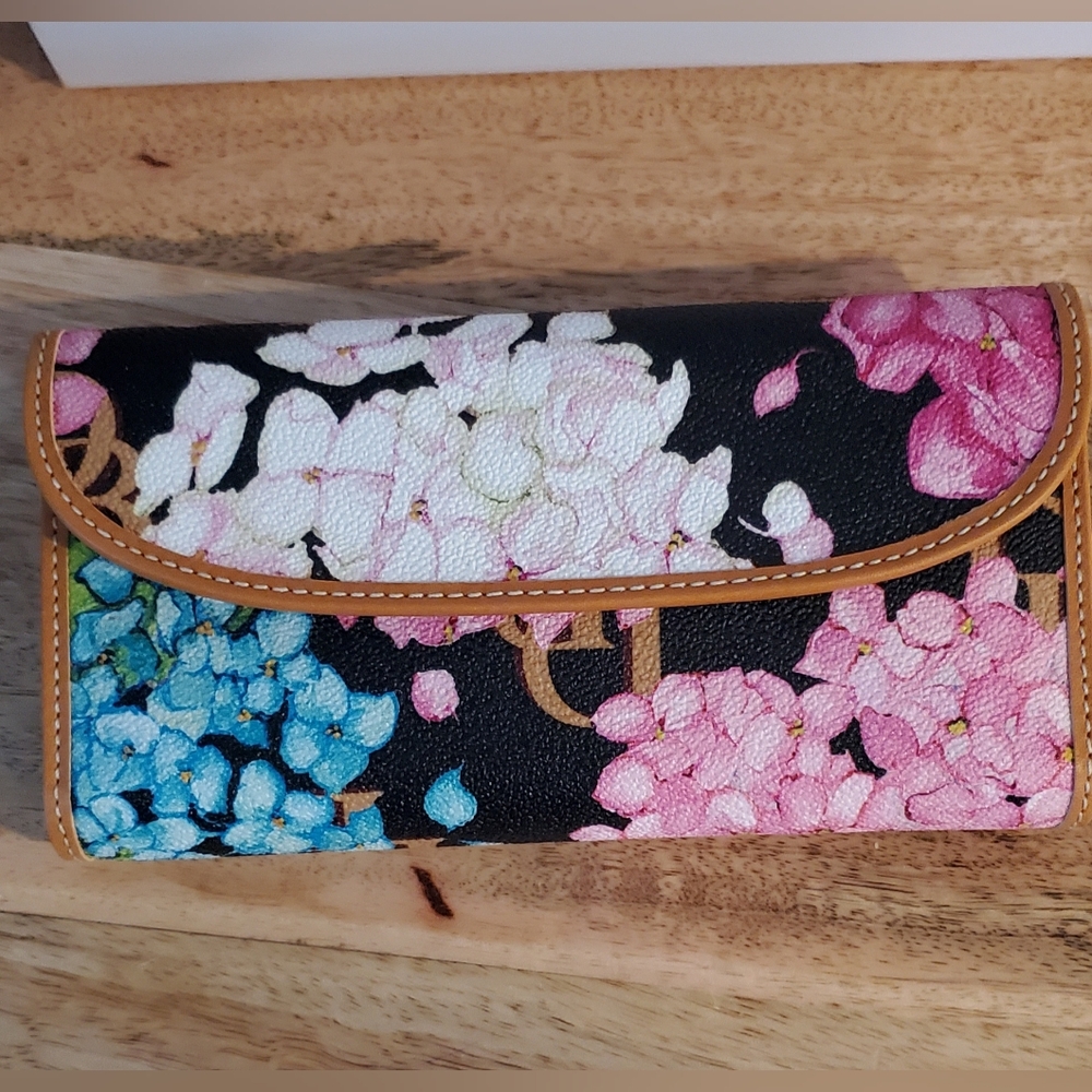 New Dooney & Bourke Black Hydrangea Checkbook Wallet - Picture 2 of 7